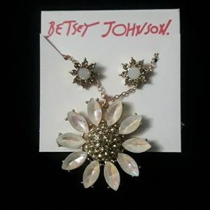 SALE🔥Betsy Johnson earrings/necklace set